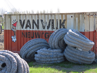 848534 Afbeelding van een container van 'Van Wijk - grond- en wegenbouw - Nieuwegein', op een terrein aan de ...